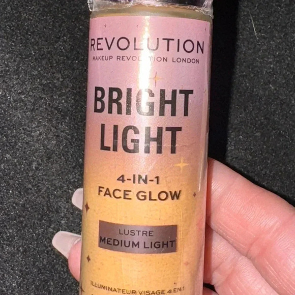 Makeup Revolution Bright Light Face Glow Medium Light - Picture 8 of 9